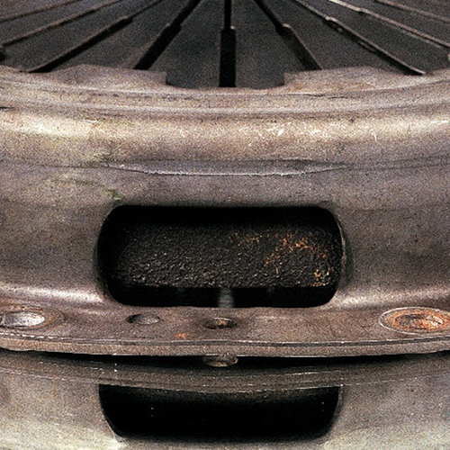 Damaged clutch cover [gear shift]