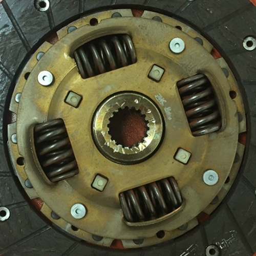 Damaged teeth of a clutch disc [gear shift]